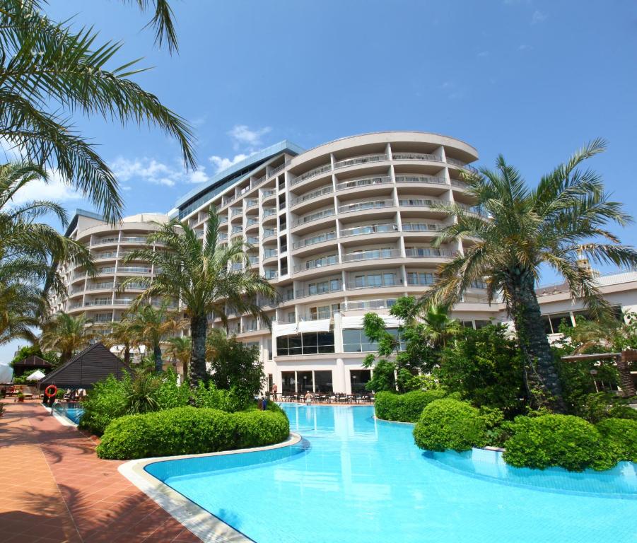 拉瑞拉若自由酒店的棕榈树和游泳池的大型酒店