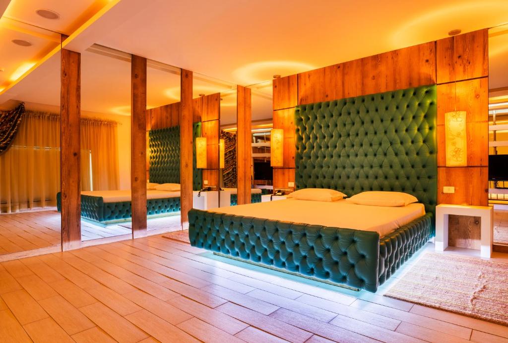 南卡希亚斯Gran Motel Dubai的一间卧室设有一张大床和一个大镜子