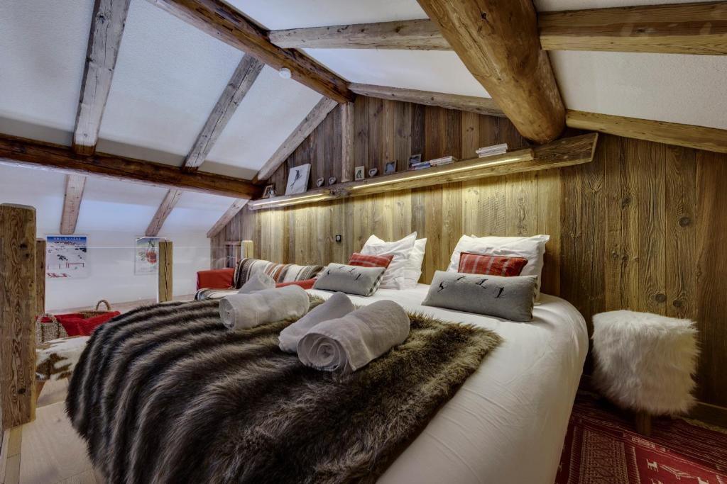 瓦勒迪泽尔Appartement esprit chalet - splendide vue montagne的木墙客房内的一张大床