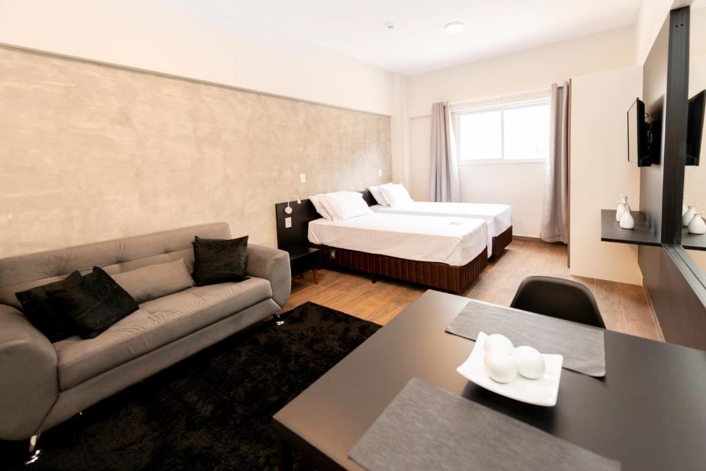 索罗卡巴Tulip Inn Sorocaba的客厅配有沙发和1张床