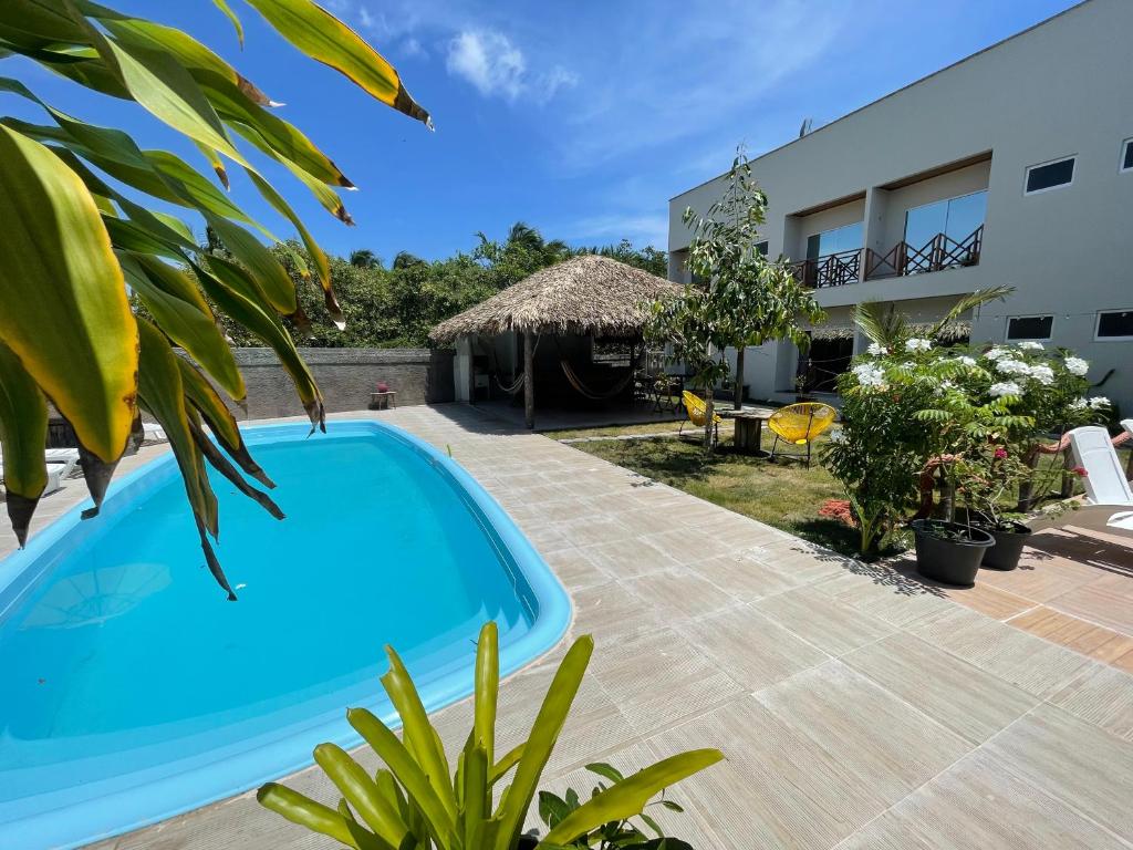 圣阿马鲁Chalé Murici Lençóis的一座房子后院的游泳池
