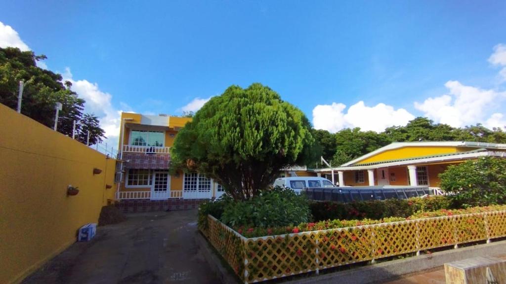 圣安德烈斯Hotel Campestre Dorado SAI的一座树屋前的停车场