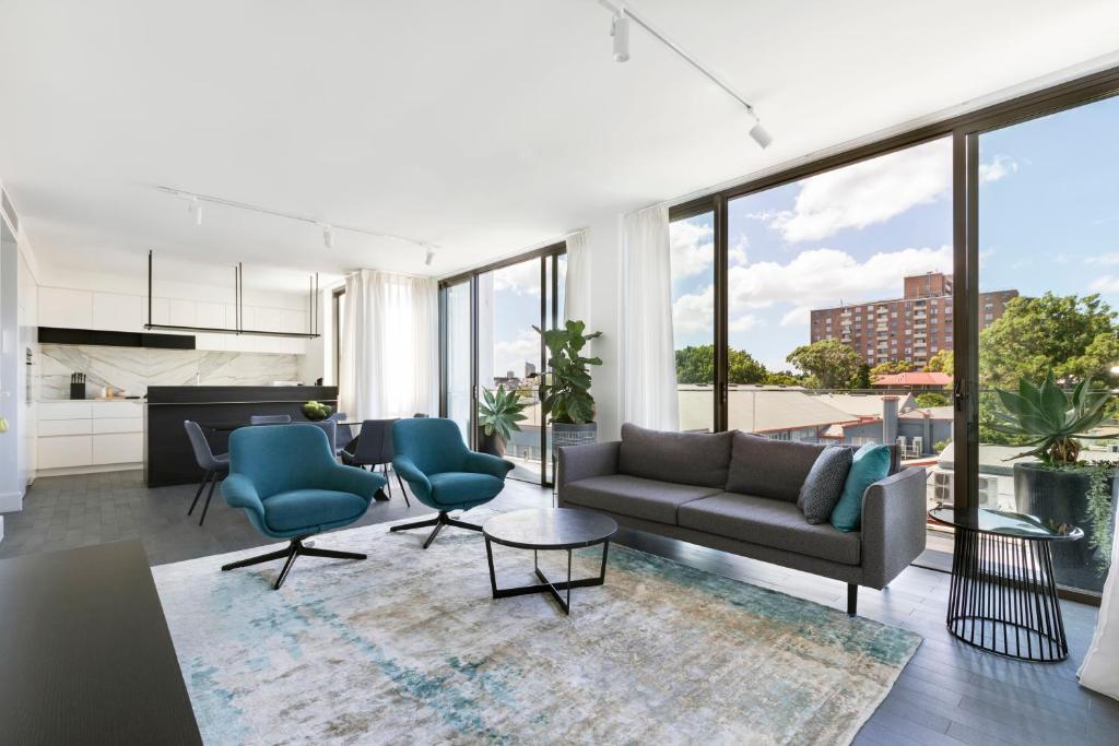 悉尼波坦尼克公寓式酒店的带沙发、椅子和窗户的客厅
