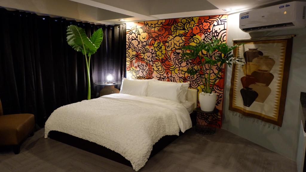 马尼拉Havitat Boutique Hotel的一间卧室设有一张床和色彩缤纷的墙壁