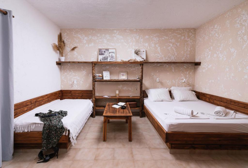 卡米拉日OVGORA - Ismini Sea View Room in Kamilari Village的一间设有两张床和一张桌子的房间