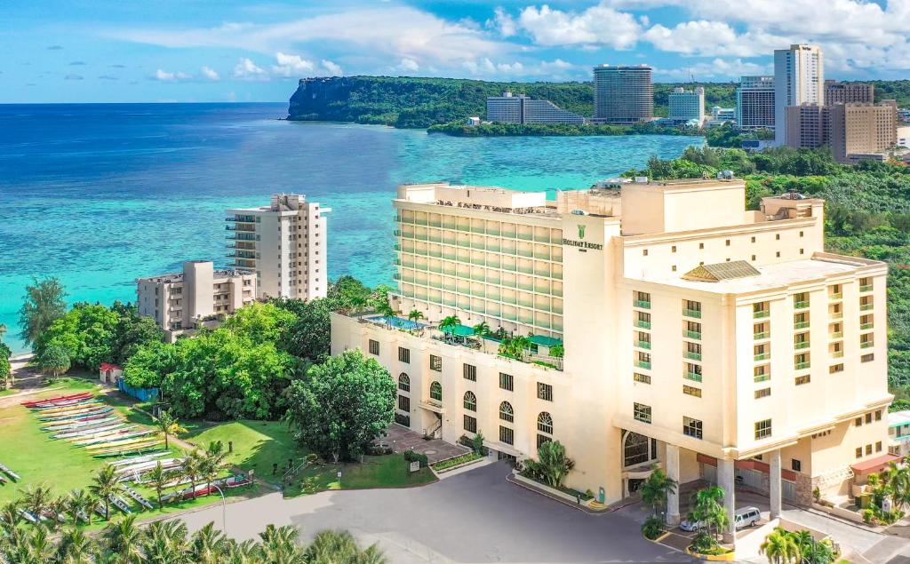 塔穆宁关岛假日Spa度假酒店的海洋前方建筑的空中景观
