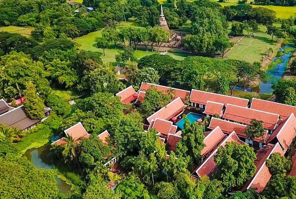 素可泰乐兼拉酒店素可泰的享有带游泳池和树木的度假村的空中景致