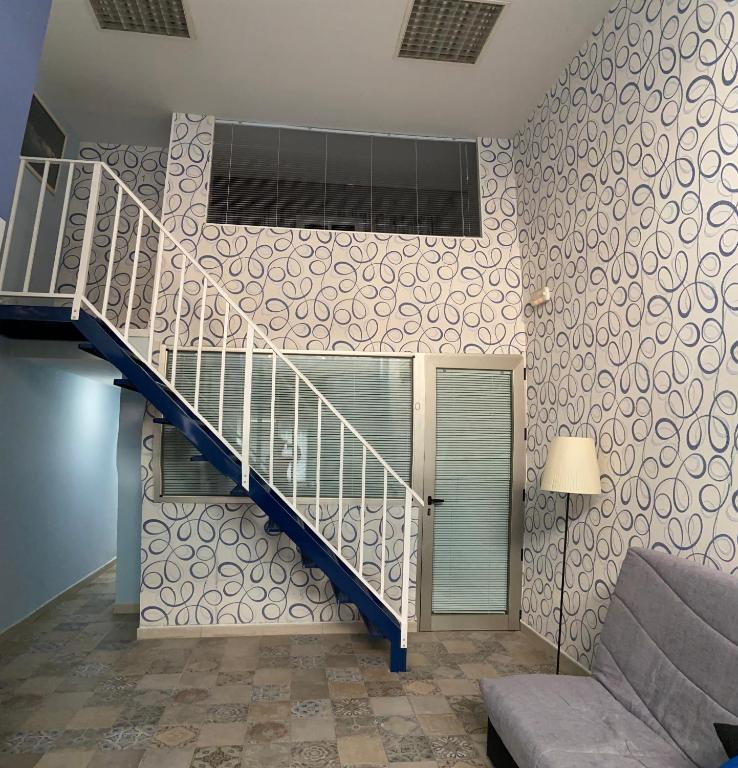 阿尔考空Urban Loft的客厅的楼梯,配有沙发
