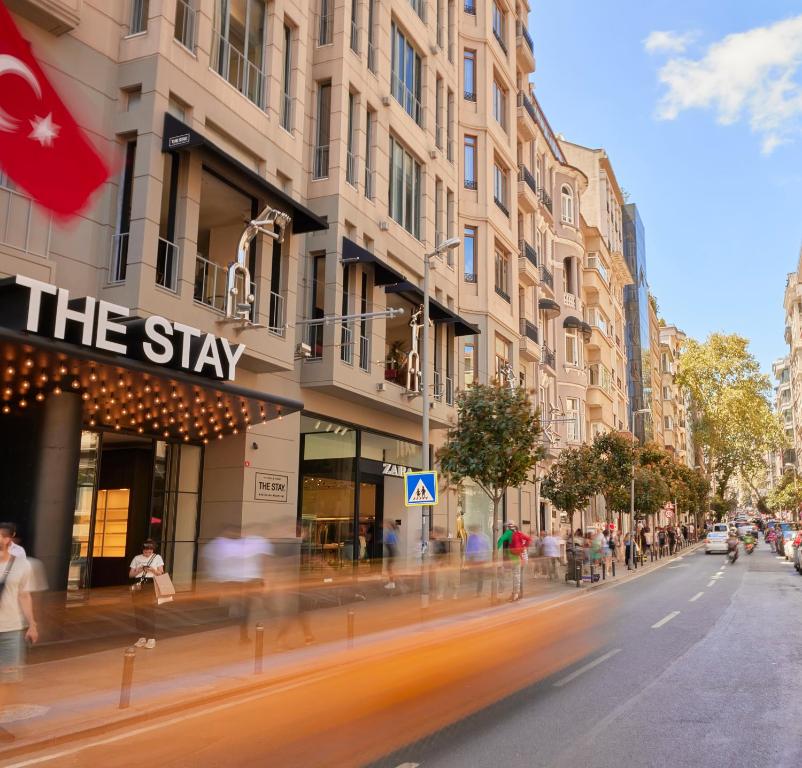 伊斯坦布尔The Stay Boulevard Nisantasi的街道上拥有建筑和人行道的城市街道