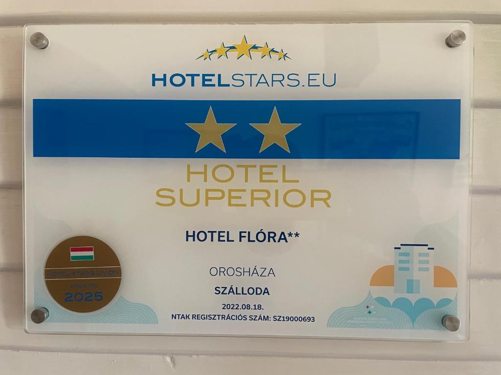 欧罗什哈佐Hotel Flóra**的墙上的酒店超级电脑的标志