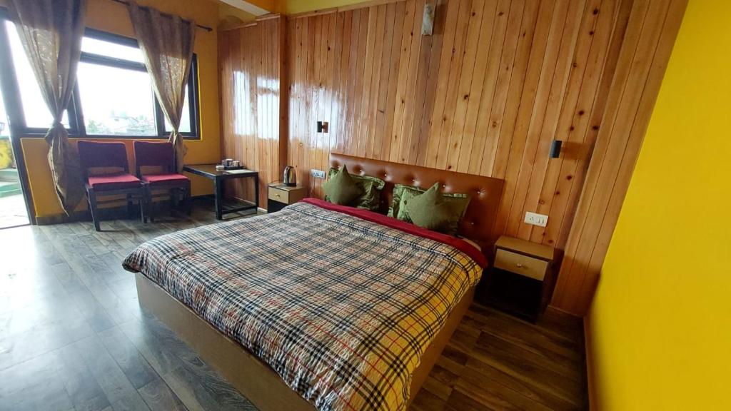 大吉岭帕哈里灵魂住宿加早餐旅馆的一间卧室设有一张床和木墙
