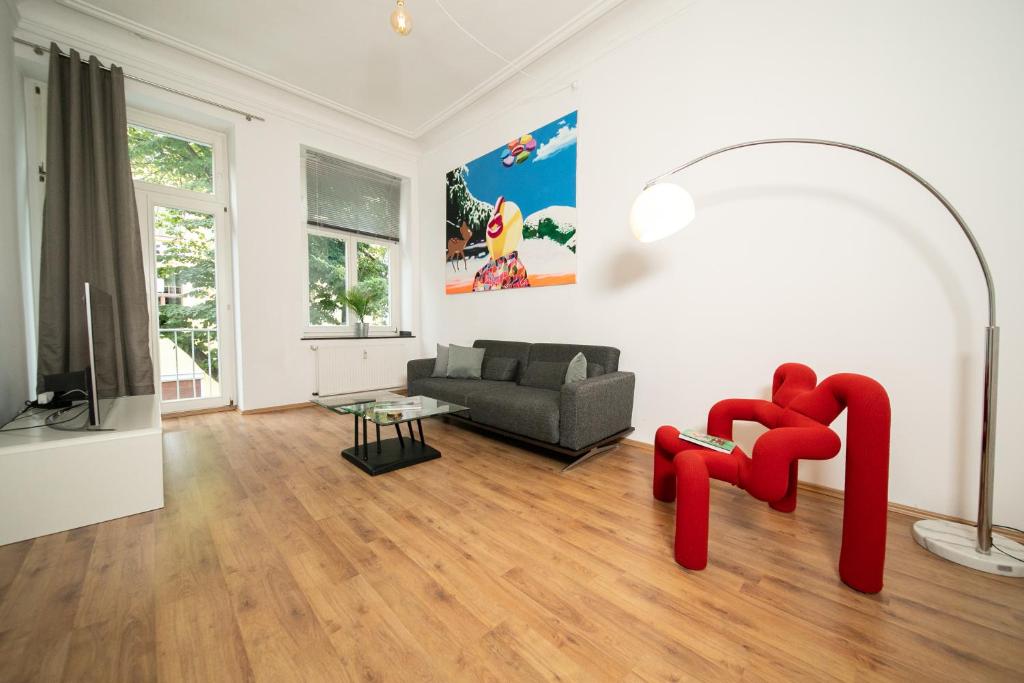 杜塞尔多夫WHITE 60 QM Apartment - Zentral - Balkon - Messe的带沙发和电视的客厅