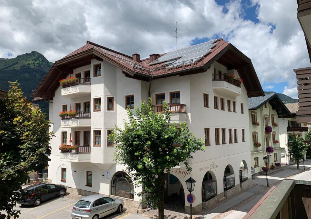 巴特霍夫加施泰因Ferienhaus Birgit - inklusive Eintritt Alpentherme Bad Hofgastein的白色的建筑,带有棕色的屋顶