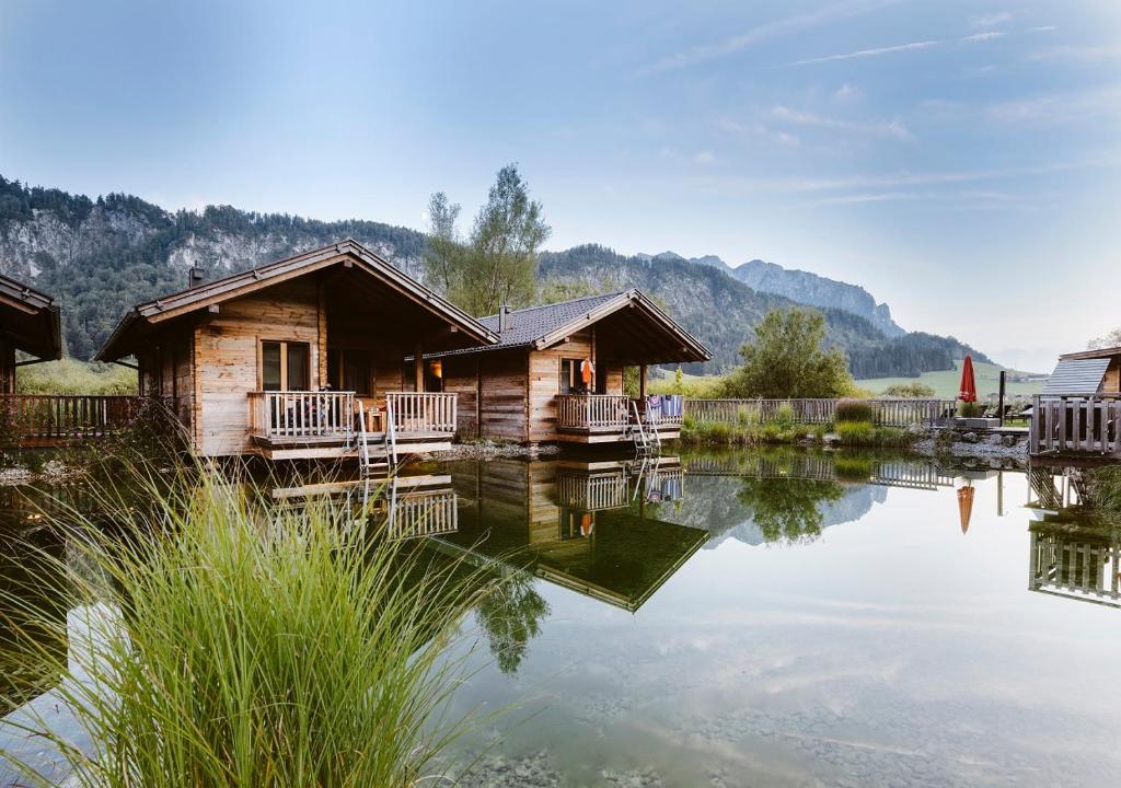 瓦尔赫湖高尔夫－尤恩德莫亚里霍夫运动旅馆的山 ⁇ 湖上的小木屋