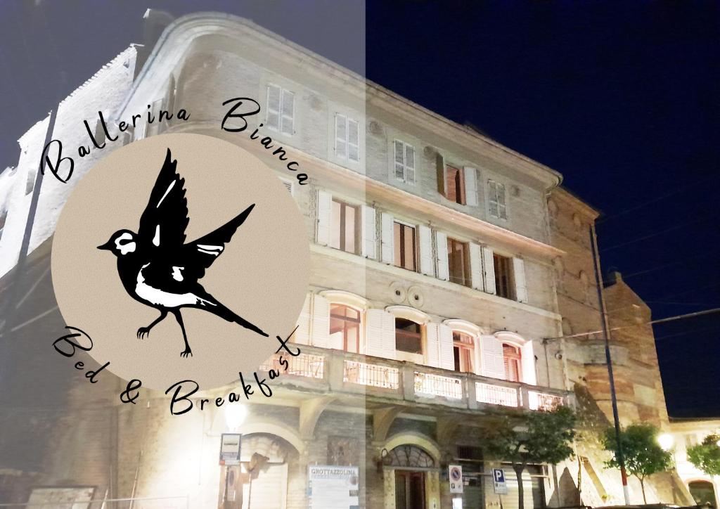 GrottazzolinaBallerina Bianca bed & breakfast的鸟儿在建筑上的反射