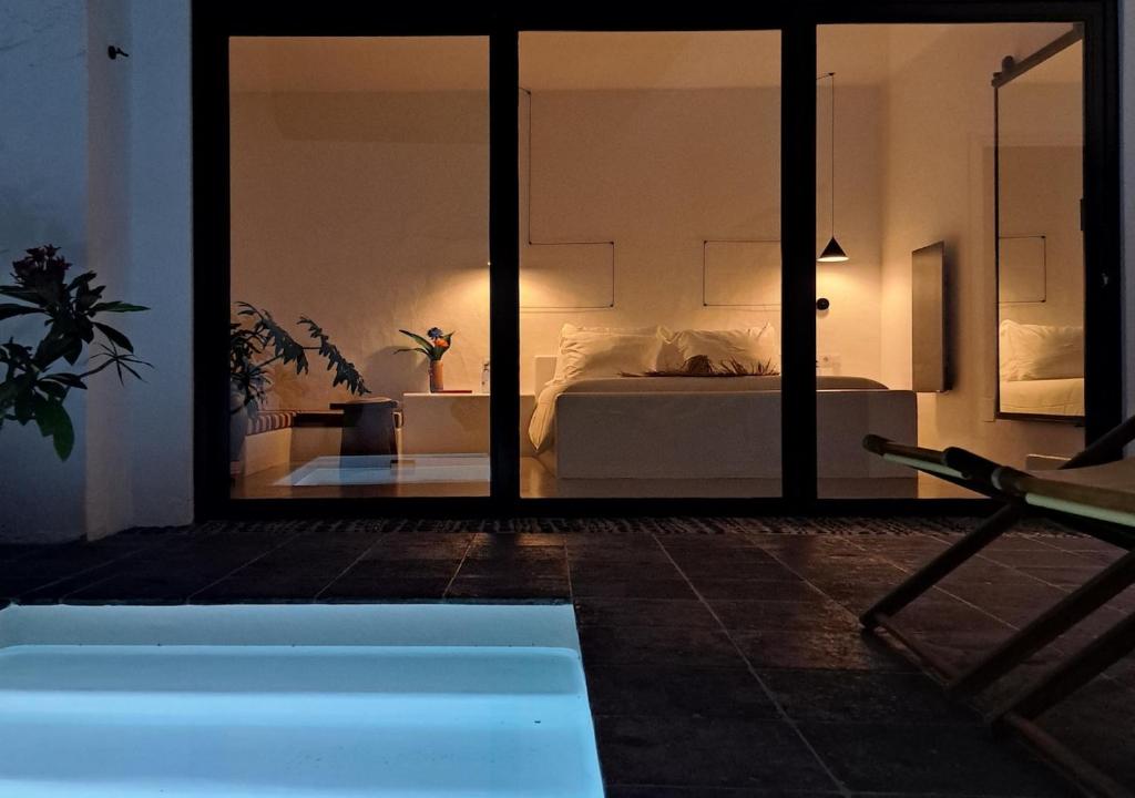 特吉塞Casa de las Flores - Hotel Boutique Lanzarote的一间卧室设有一张床和一个游泳池