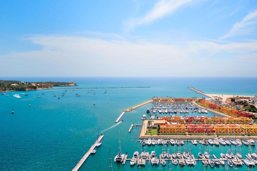 波尔蒂芒NH Marina Portimao Resort的享有码头的空中景色,在水中划船