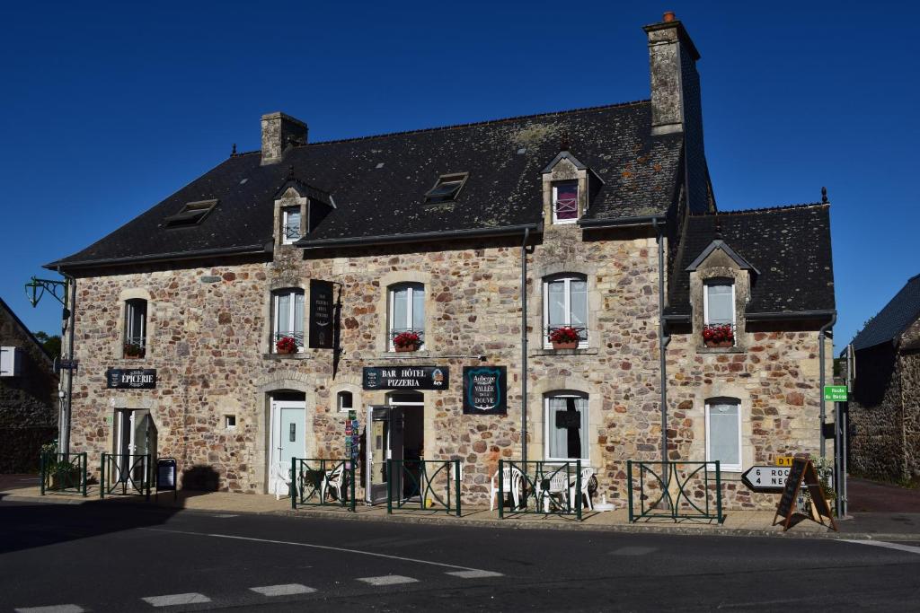 L'Etang-BertrandAuberge de la vallée de la douve的街道拐角处的古老石头建筑