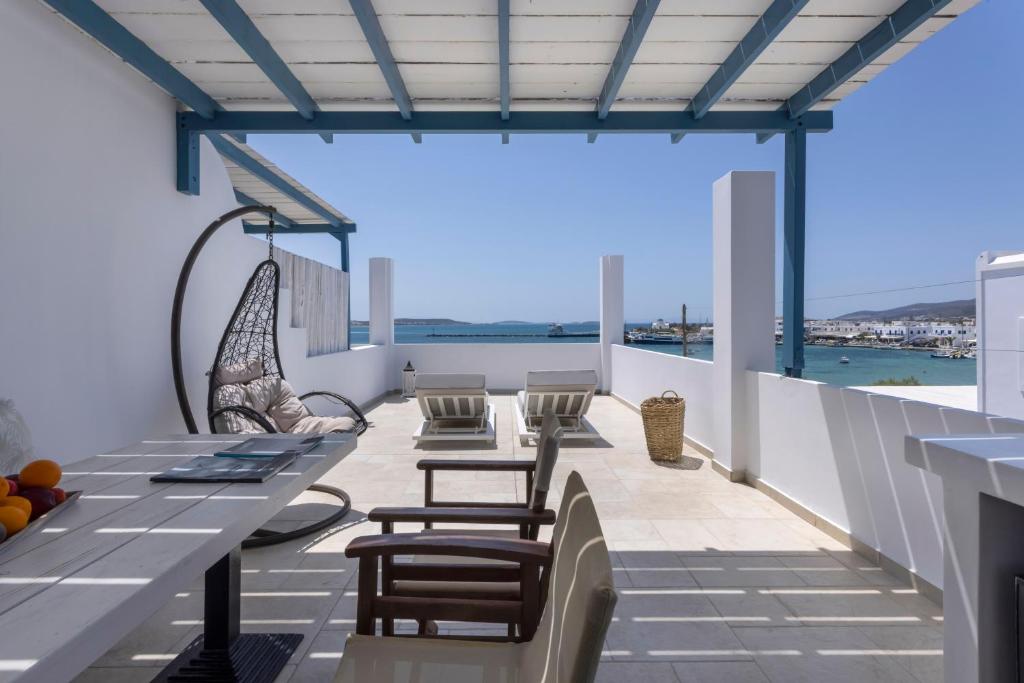 安迪帕罗斯岛克洛斯村旅馆的阳台配有桌椅,享有海景。