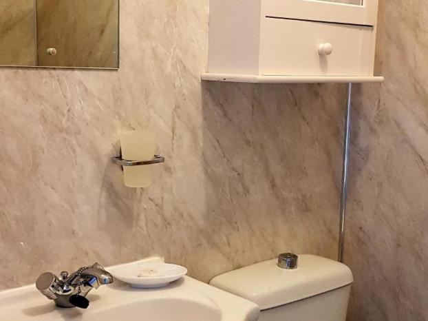 托基Babbacombe Palms的浴室配有白色卫生间和盥洗盆。