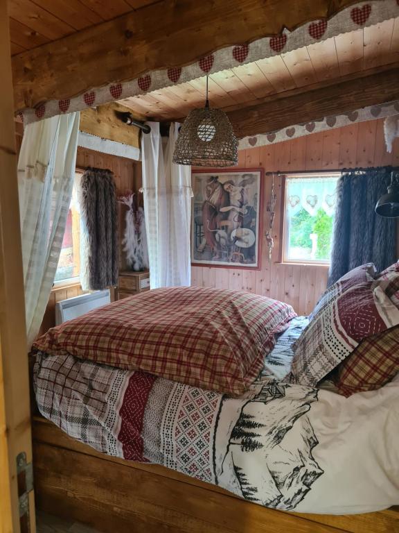 莫雷兹Chez steph et frank的小木屋内一间卧室,配有一张床