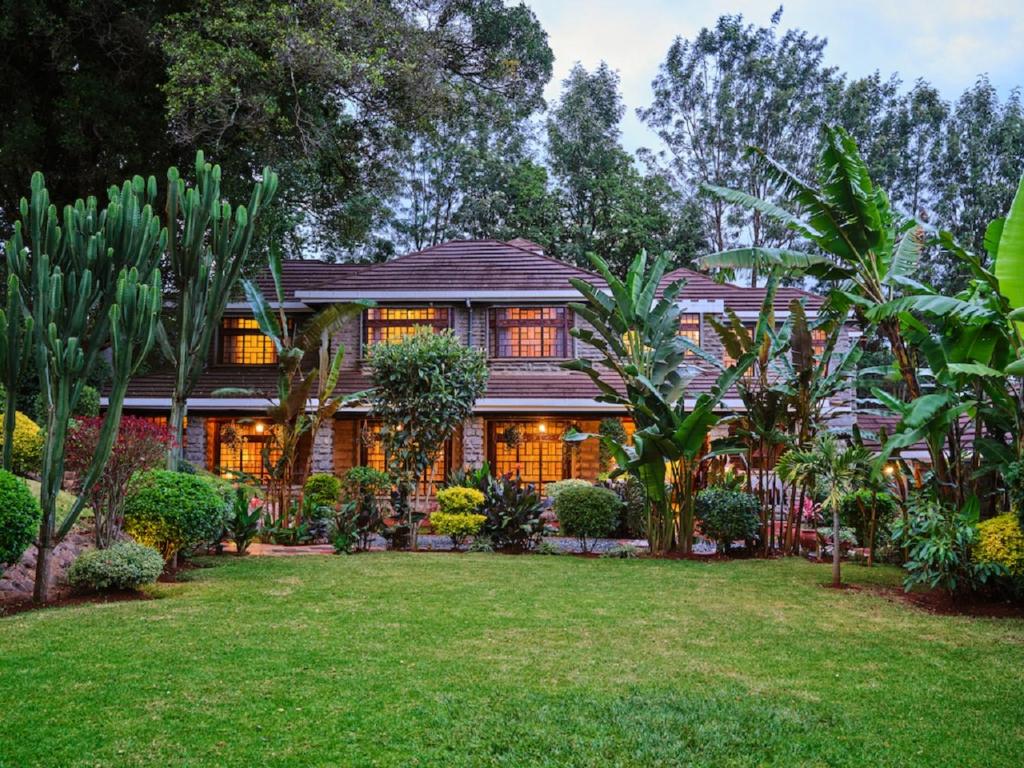 内罗毕The Drexel House Kenya的前面有草坪的房子