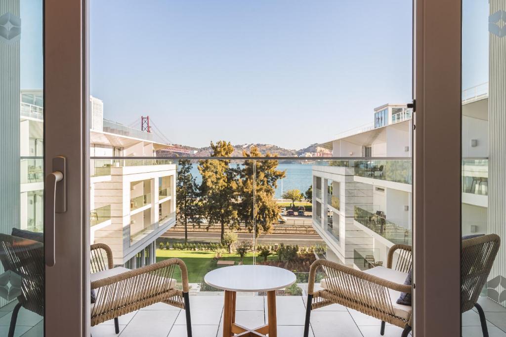 里斯本Hyatt Regency Lisbon的配有桌椅的公寓的阳台享有风景。