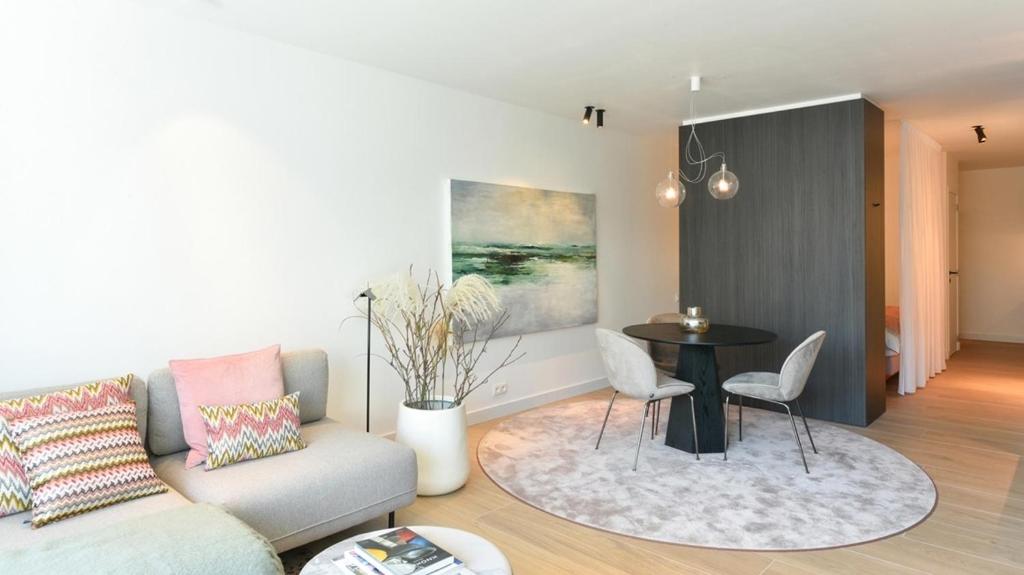 克诺克－海斯特Orfeo Knokke的客厅配有沙发和桌子