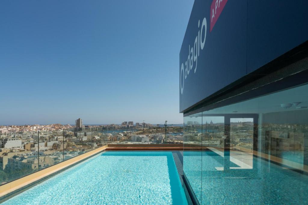 姆西达Aparthotel Adagio Malta Central的一座大楼顶部的游泳池