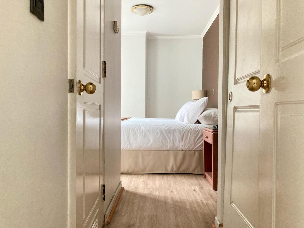圣地亚哥Apart Hotel Elite Las Condes的通往卧室的大门