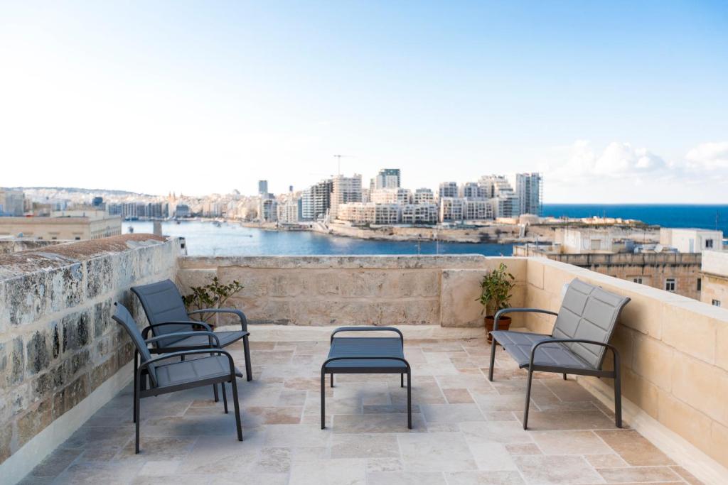 瓦莱塔Valletta Collection - 101 Republic的市景阳台配有椅子