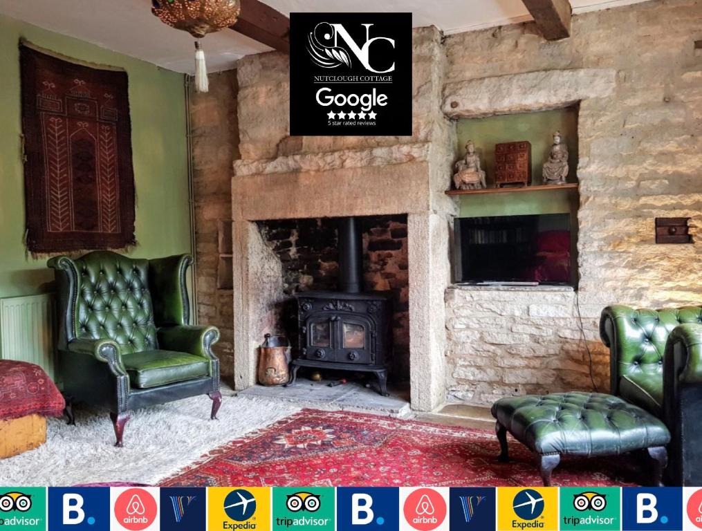 海伯敦桥Nutclough Cottage - Log Fire and Valley View - Sleeps 2的客厅配有两把椅子和壁炉