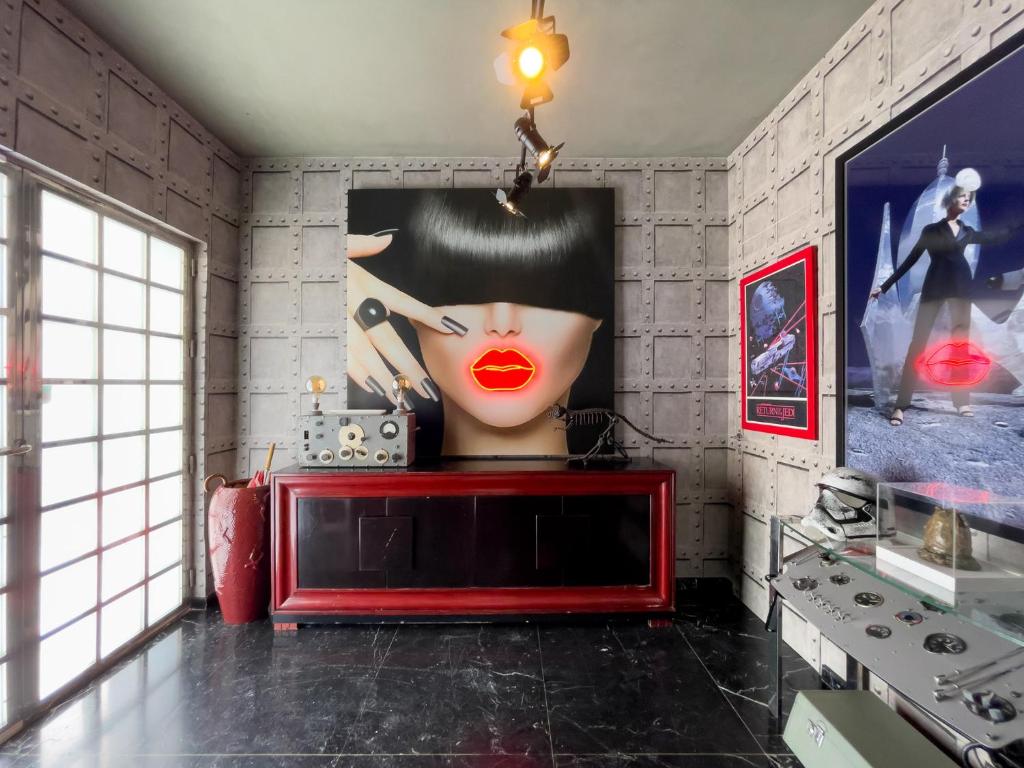 马贝拉Marbella Boutique Art hotel的墙上有一张女人的照片的房间