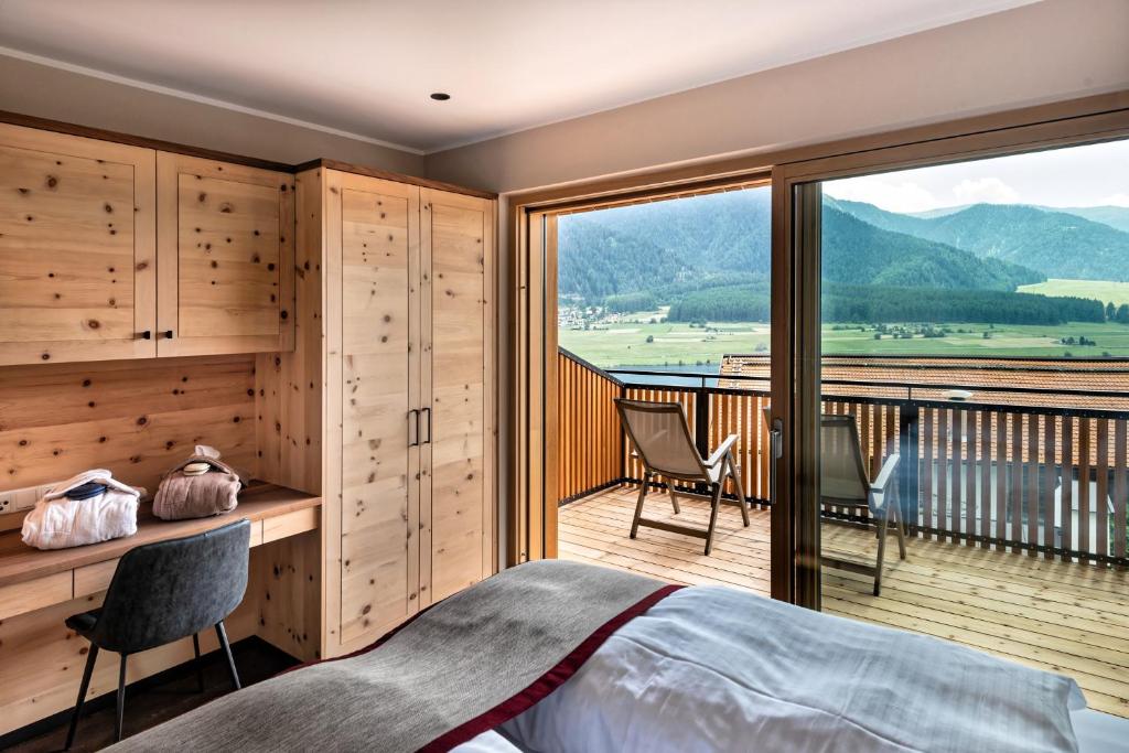 圣瓦伦蒂诺阿拉穆塔Silent Luxury Chalet LAIET的一间卧室设有一张床和一个美景阳台