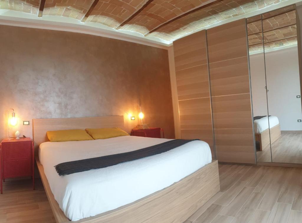 瓜尔迪亚格雷莱La Morice的卧室配有一张白色大床和两盏灯。