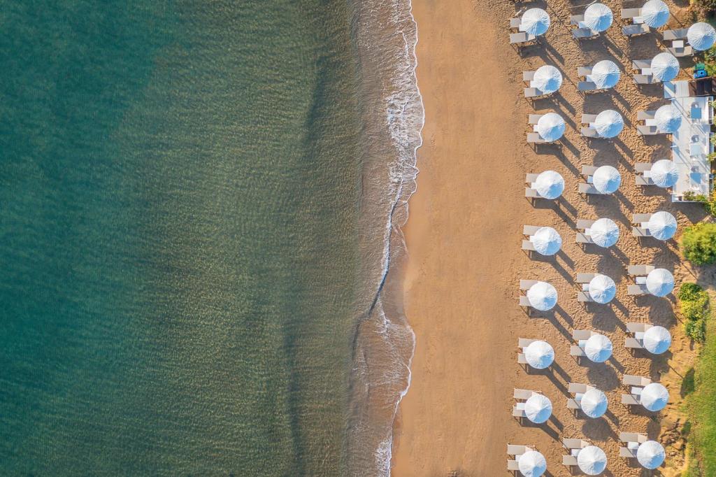 埃亚玛琳娜奈奇多Giannoulis - Santa Marina Plaza (Adults Only)的享有海滩上方的遮阳伞和海洋美景