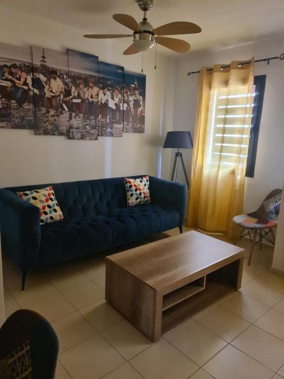 格拉纳迪利亚德亚沃纳Las Brisas的客厅配有蓝色的沙发和茶几