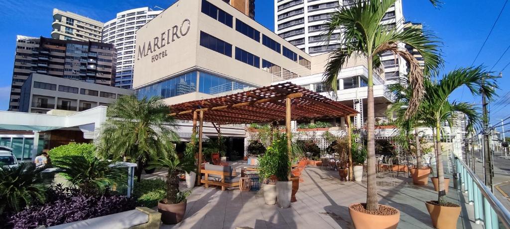 福塔莱萨马雷洛酒店的一座楼前有棕榈树的酒店
