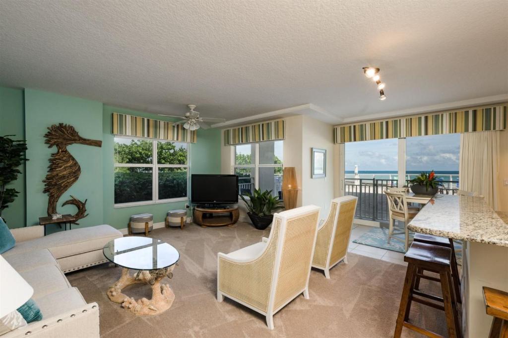 德通纳海滩海岸Unit 103 Opus - 3 Bedroom Ocean Front的客厅配有沙发和桌子
