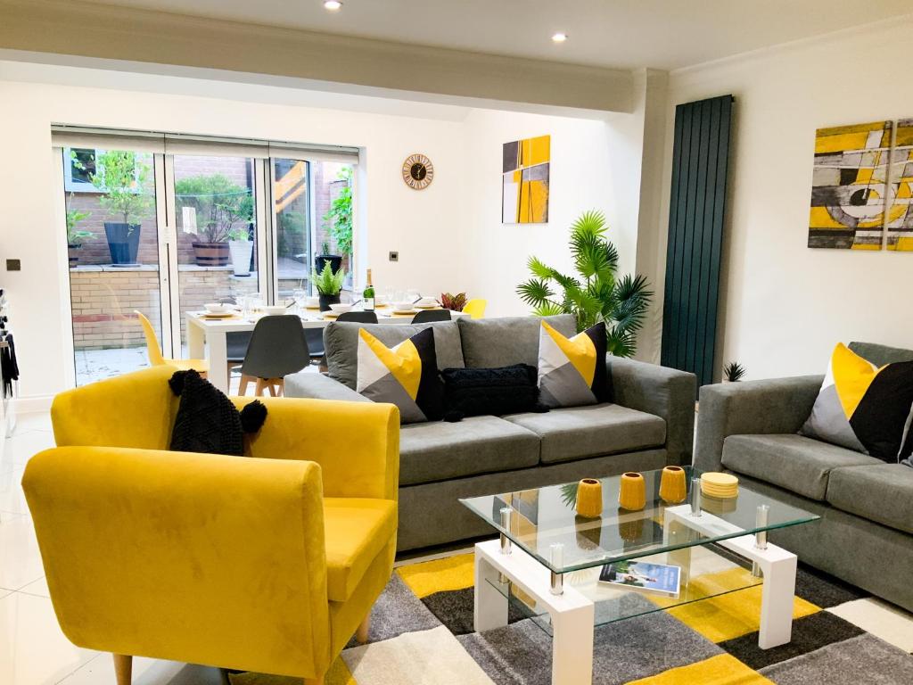 雷丁Corbridge Road的带沙发和黄色椅子的客厅