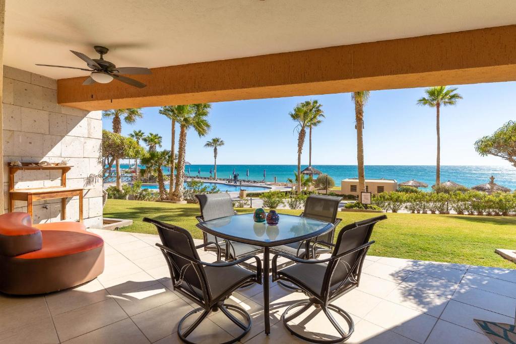 佩尼亚斯科港Sonoran Sun Ground Floor - 104-W的一个带桌椅的庭院和大海