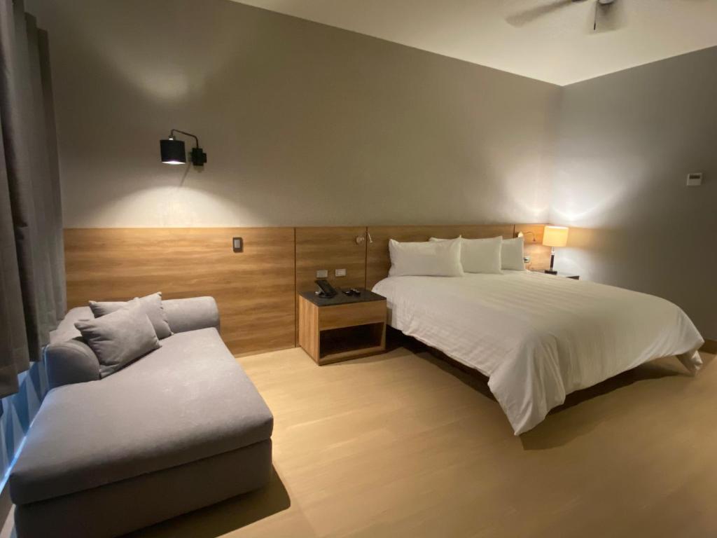 纳沃华RIVI GRAND HOTEL的酒店客房,配有床和沙发
