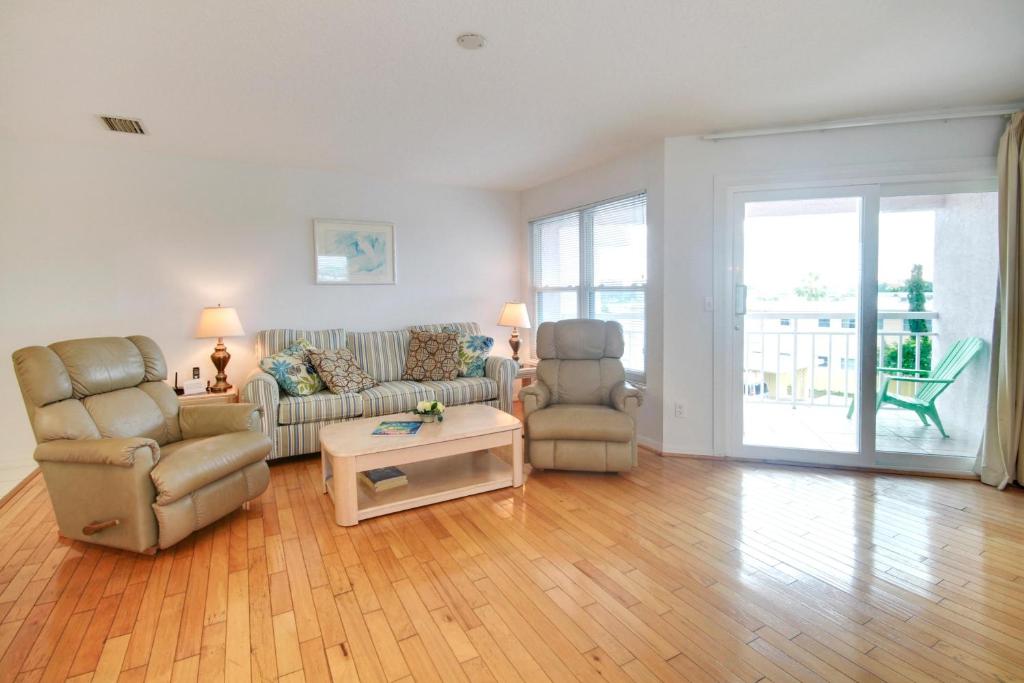 圣徒皮特海滩Amadeus 6的客厅配有沙发、两把椅子和一张桌子