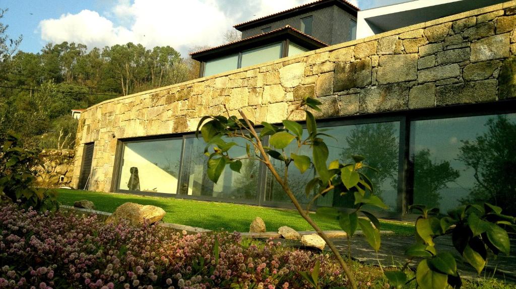 辛方伊什阿斯杜瑞姆杜罗酒店的花园内带大窗户的石屋