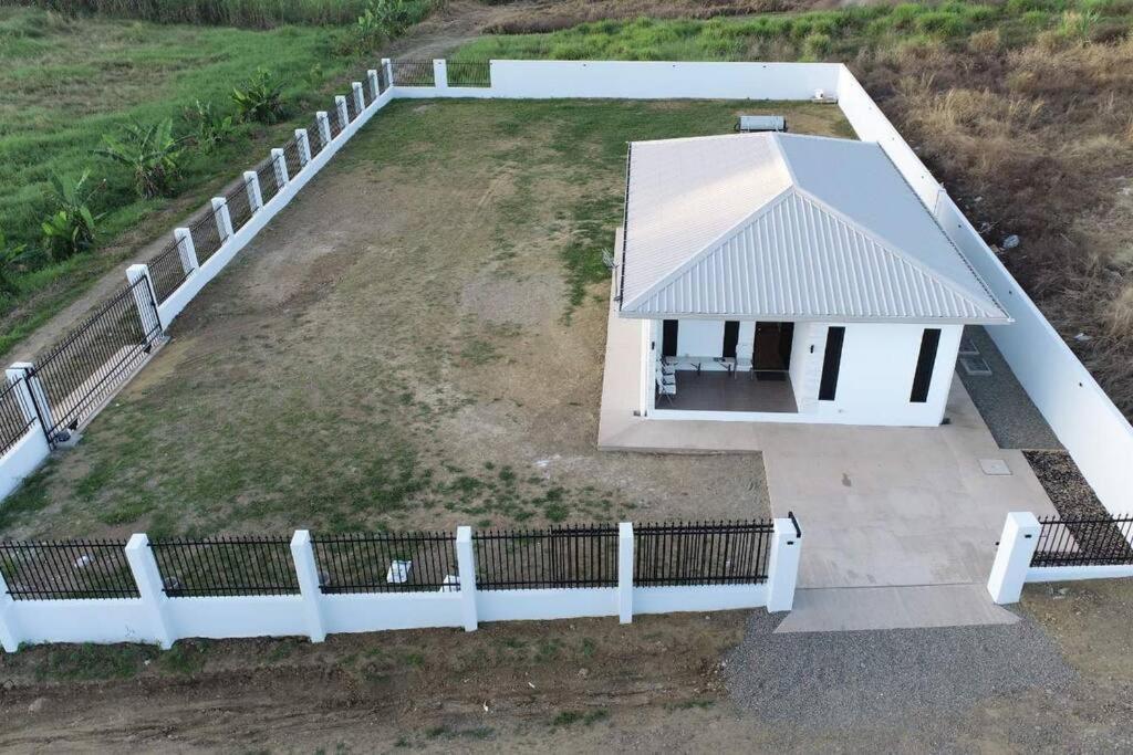南迪Executive Two Bedroom Villa For Hire in Nadi的享有白色房屋的空中景致,设有围栏