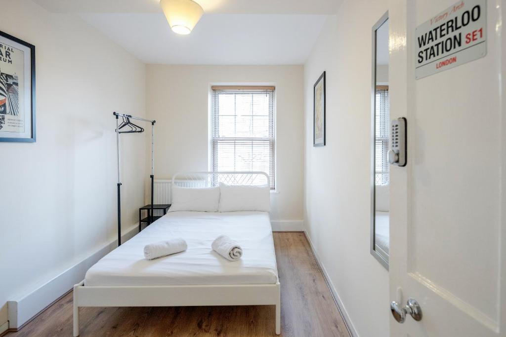 伦敦APlaceToStay Central London Apartment, Zone 1 WAT的白色客房,配有带毛巾的床