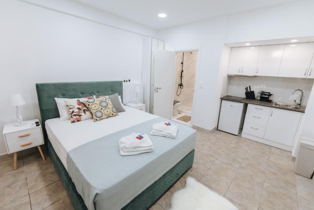 雅典Your Cozy Sapphire Apartment的一间卧室配有一张大床和毛巾