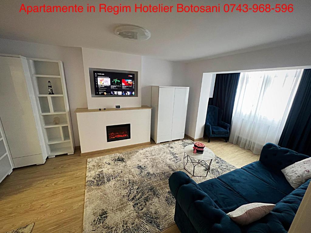 博托沙尼Apartament cu 3 camere De Lux aproape de Cornisa Aquapark vizavi de Carrefour的客厅配有蓝色的沙发和电视