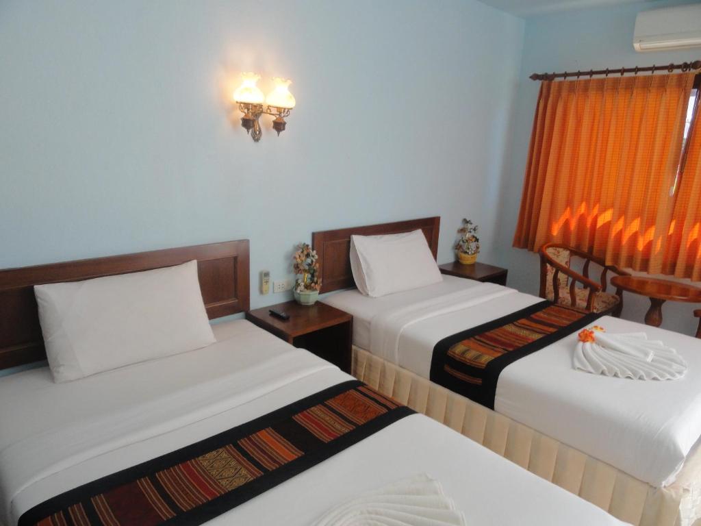 功孟海滩假日旅馆的酒店客房设有两张床和窗户。