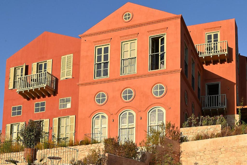 迈伊斯蒂Casa Mediterraneo Hotel的一座橙色的建筑,两边设有两个阳台